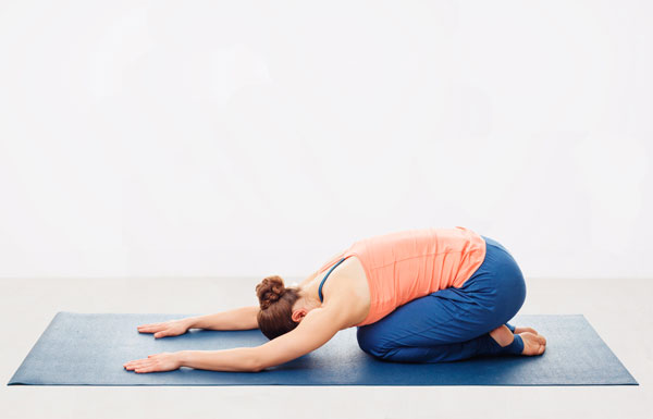 Mujer practicando Yoga en la postura del Niño