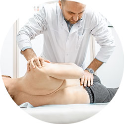 Hombre recibiendo sesión osteopatía