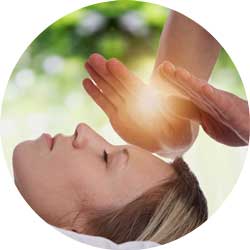 Sesión de Reiki sobre una mujer