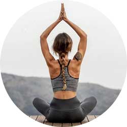 Mujer practicando Yoga de espaldas