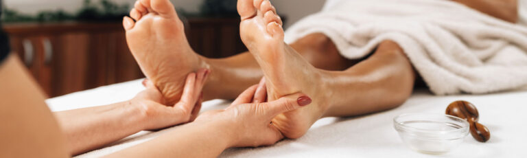 Sesion Reflexología Podal sobre una mujer
